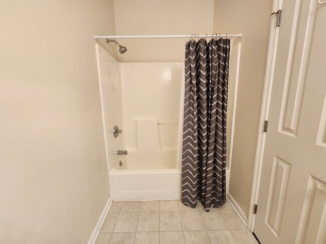 Building Photo - TWO BEDROOM APARTMENT MAIN & MARKET STREETS