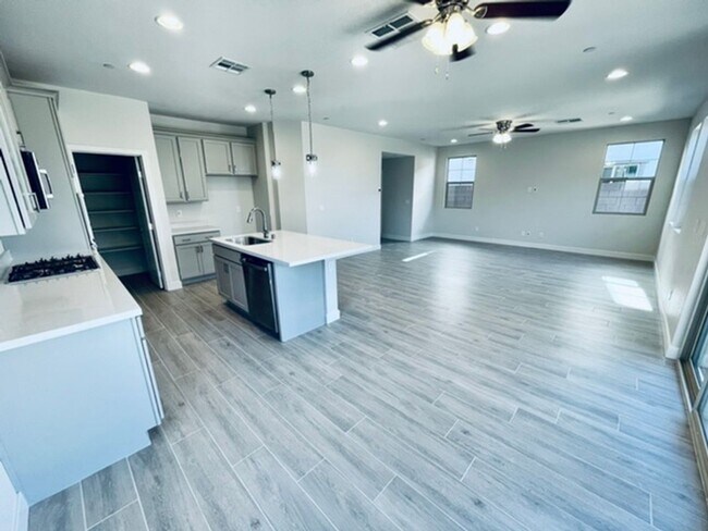 Building Photo - 72 Verde Rosa Dr