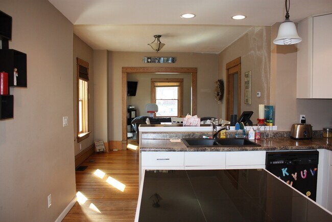 Building Photo - 3 Bed Spacious Home near downtown Pella!