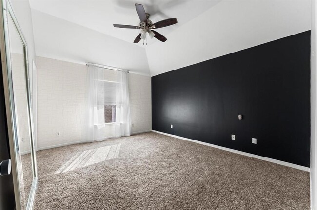 Building Photo - 15407 Cumberland Oak Way
