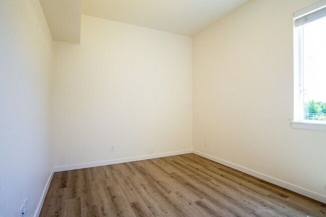Building Photo - SUMMER SPECIAL: Top Floor Modern 2 Bdr w/ W&D + AC!