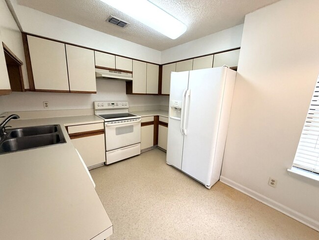 Building Photo - Beautiful 3BR/2BA Southside Condo
