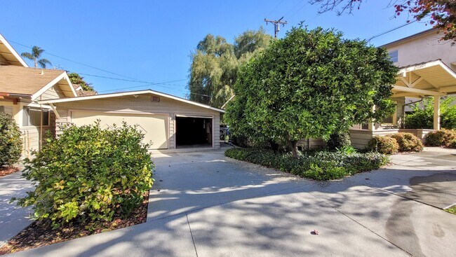 Building Photo - Coming Soon! 1 Bed 1 Bath Charming Craftsman Cottage