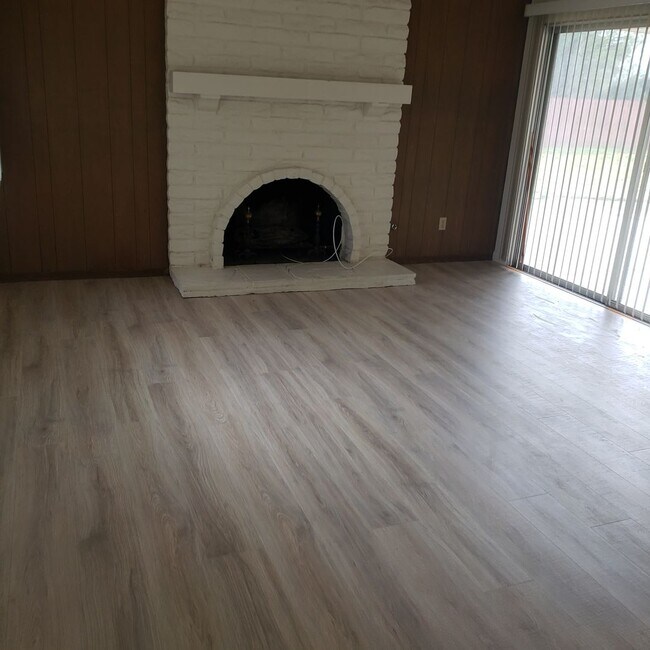 Building Photo - FANTASTIC SINGLE FAMILY RESIDENCE 4 Bedrooms, 2.5 Bathrooms HOME IN CANYON CREST!!! **((RESERVED))**