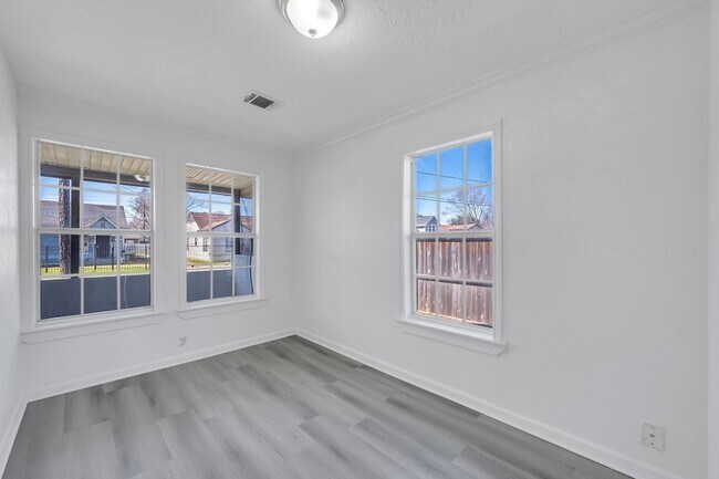 Building Photo - 214 N Hagerman St