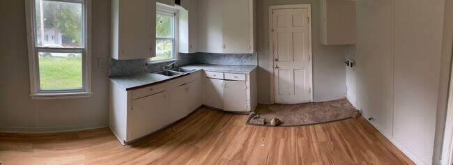 Building Photo - 525 W 77th St