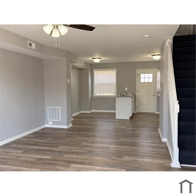 Building Photo - 3 bedroom with Parking