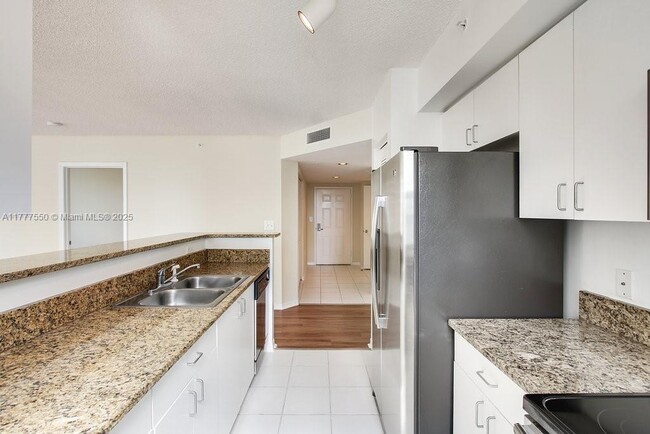 Building Photo - 1111 Brickell Bay Dr
