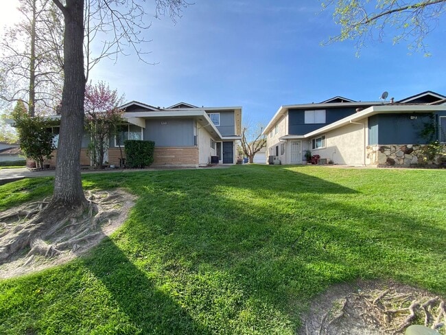 Building Photo - Remodeled 2 bedroom 1 bath townhouse