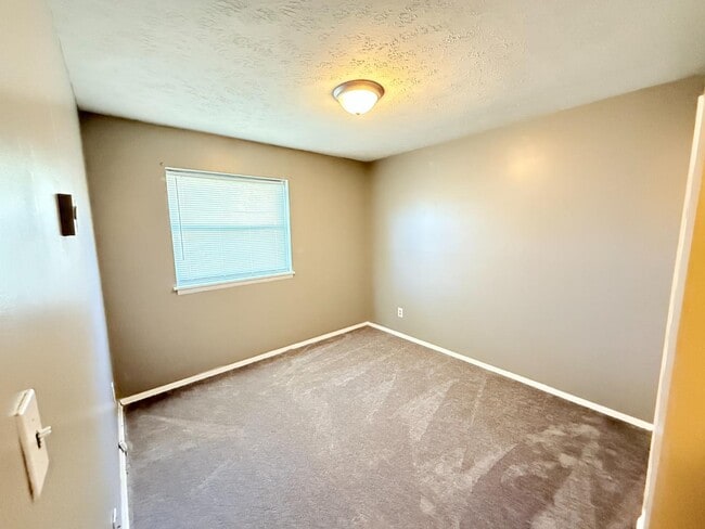 Building Photo - 1325 Longfellow Dr