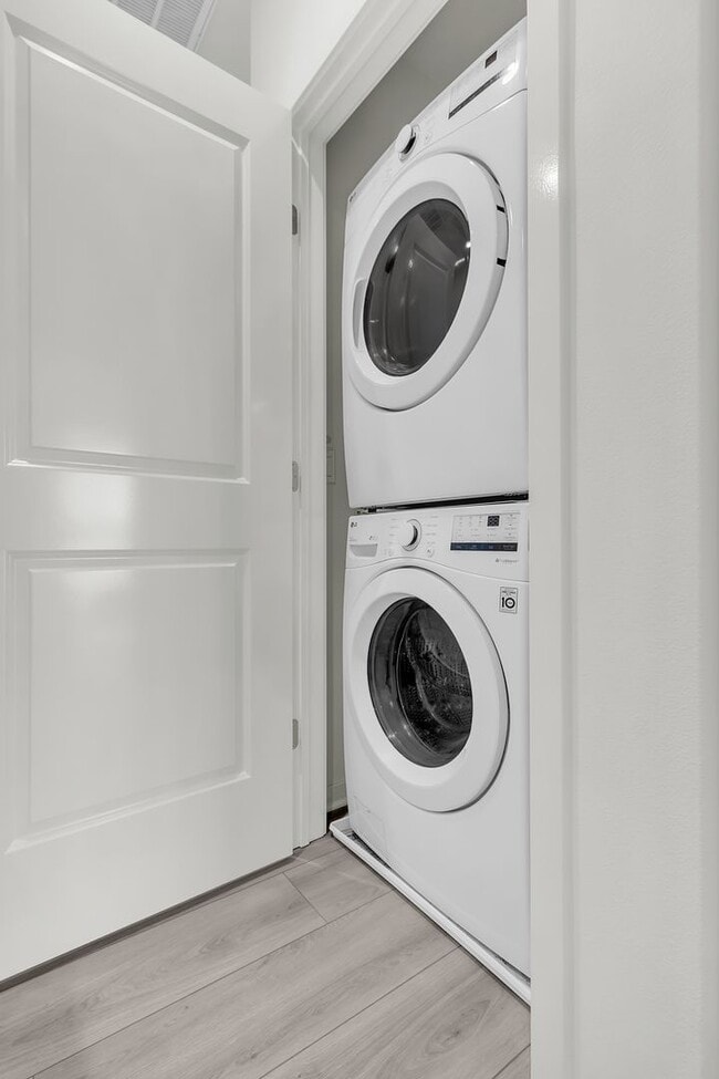 Building Photo - 711 Spring Gdn