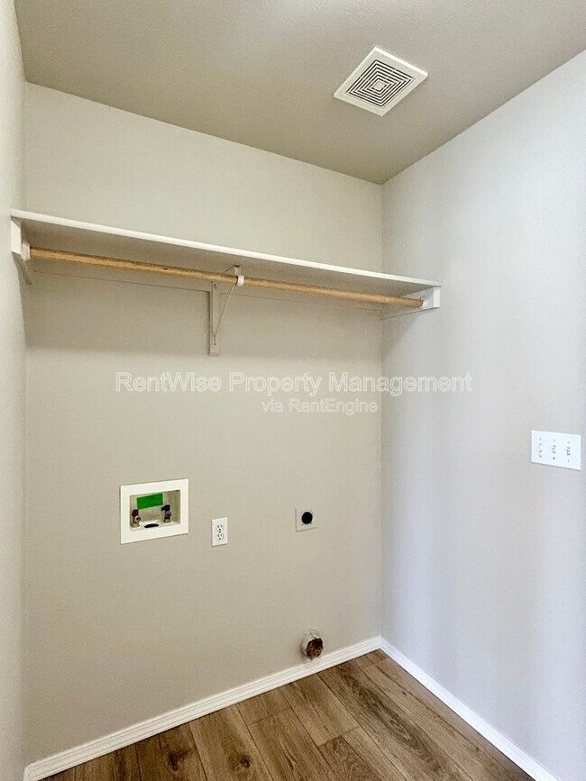 Building Photo - 668 N Quarter Moon Ave