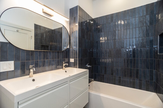 Building Photo - 2028 N Oakley Ave