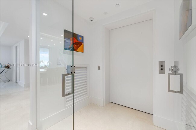 Building Photo - 789 Crandon Blvd