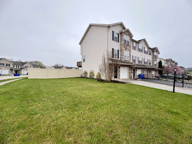 Building Photo - 3 Bedroom 2.5 Bathroom in York!