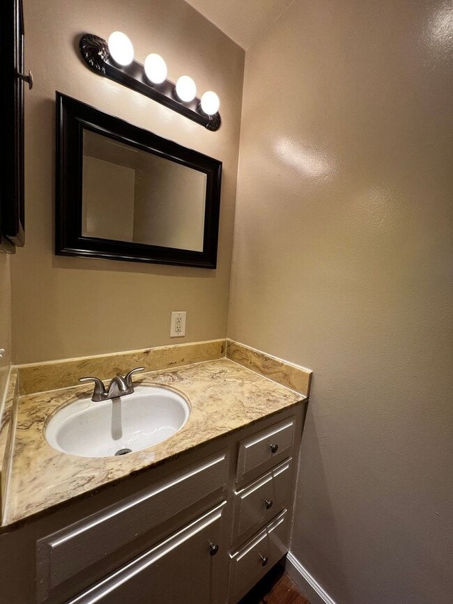 Building Photo - 2 Bedroom 1.5 Bath Apartment for Rent in Whittier