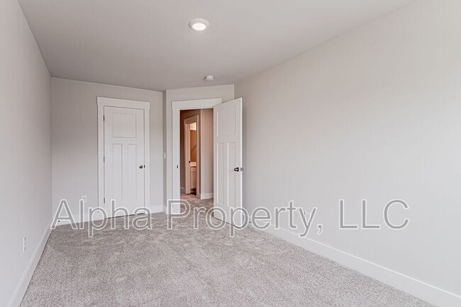 Building Photo - 124 Keel Ln