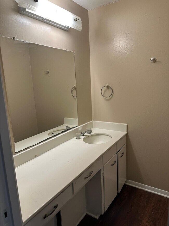 Building Photo - 800 Travis St