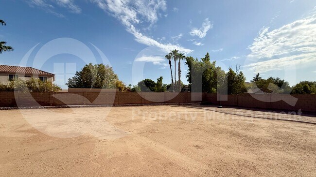 Building Photo - 417 E Cantebria Dr