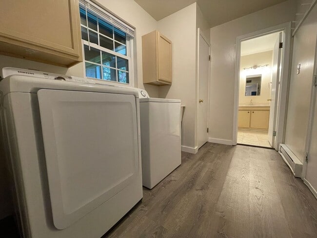 Building Photo - Waterfront Ranch Home - Excellent School Z...