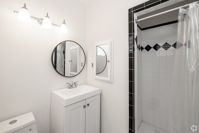 Building Photo - 1114 N Harper Ave