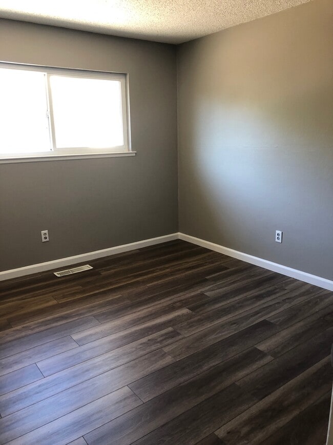 Building Photo - 3 bedroom 2 bath Available Now!