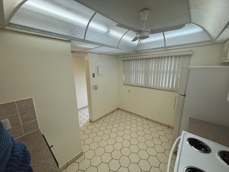 Building Photo - 6075 N Sabal Palm Blvd