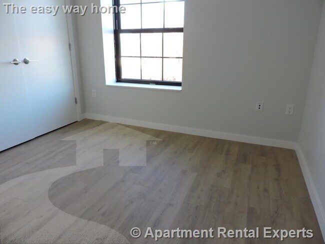 Building Photo - 10 Soden St