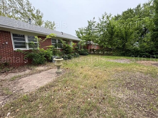 Building Photo - $1000 - 3 bedroom/ 1 bathroom - Gorgeous H...