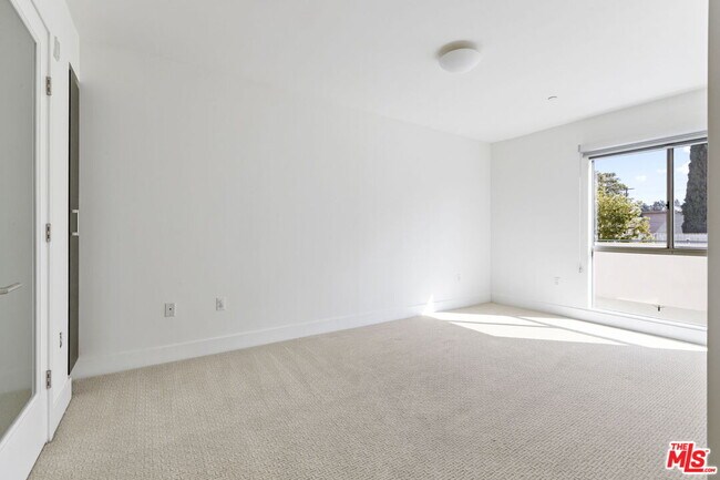 Building Photo - 11715 Goshen Ave