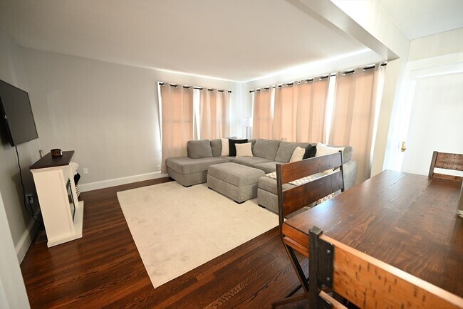 Building Photo - 375 E Merrimack St