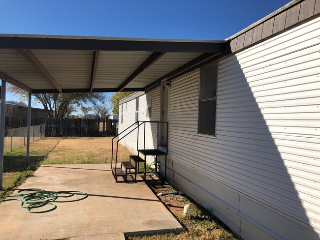 Primary Photo - Trailer House; 3 bed 2 bath, covered patio