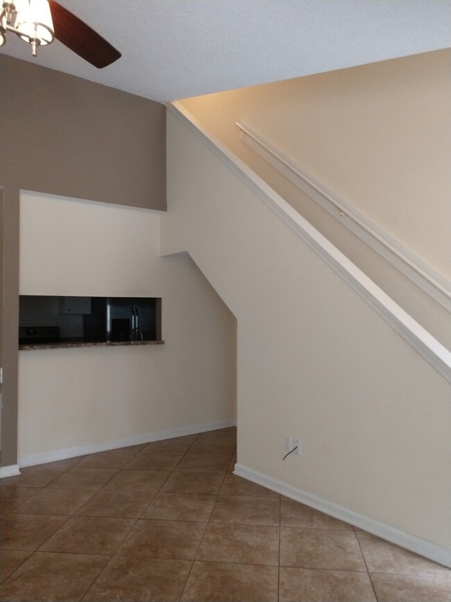 Building Photo - Beautiful 3 Bed 2 Bath Townhouse Close to ...