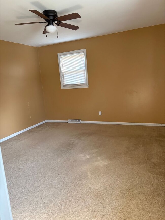 Building Photo - FENCED IN YARD AND LARGE DETACHED TWO CAR GARAGE LOCATED IN THE DESIRED TRAVELERS REST!!!