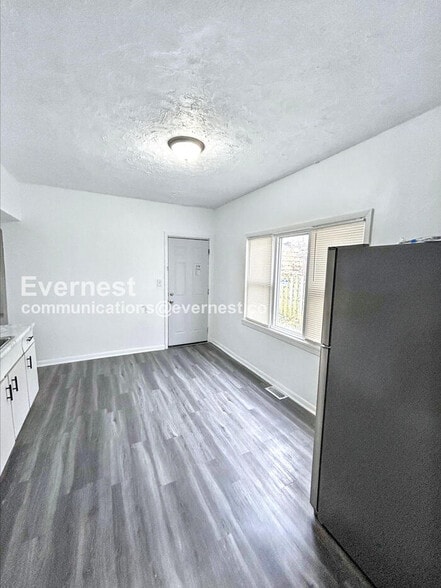 Building Photo - 1079 E 68th St