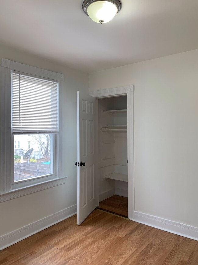 Building Photo - Single Family Home 3 beds 2 baths Newark