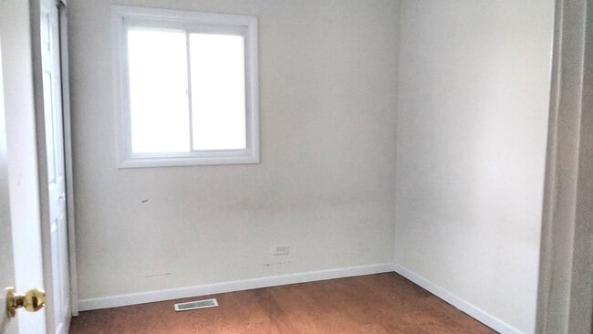 Building Photo - Cozy Townhome Available right away for living!!