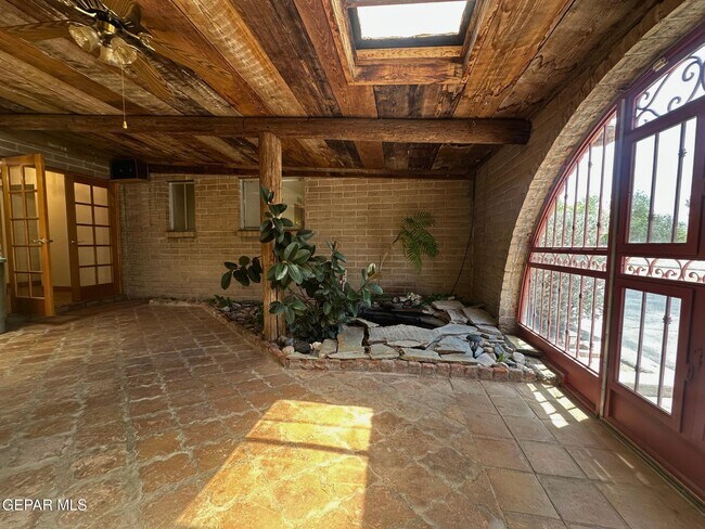 Building Photo - 1067 Villa Linda Way