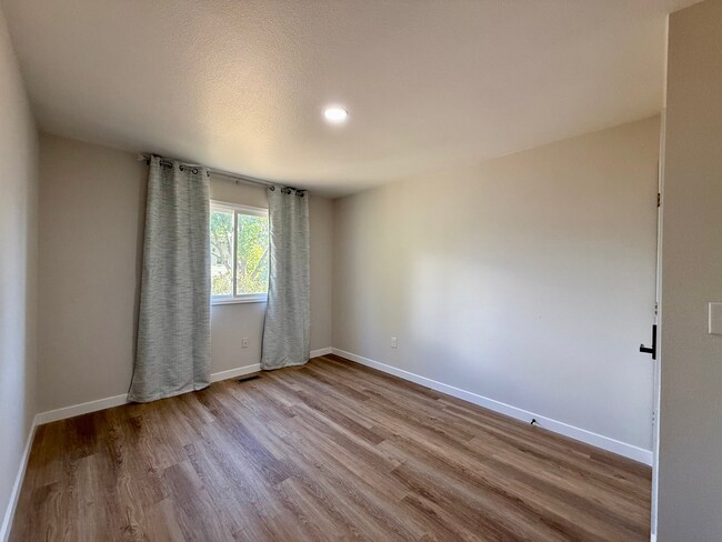Building Photo - 411 Ruby Dr