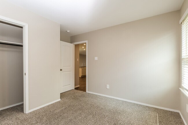 Building Photo - 9913 Gln Brk Ln