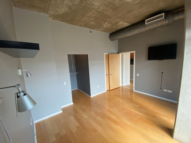 Building Photo - Beautiful Uptown Condo for Rent: 2 bed, 2 ...