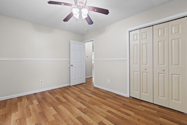 Building Photo - Cul-de-Sac Retreat with Vaulted Ceilings, Fireplace & Large Deck