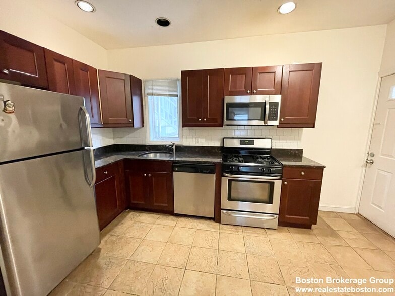 Building Photo - 7 Iroquois St