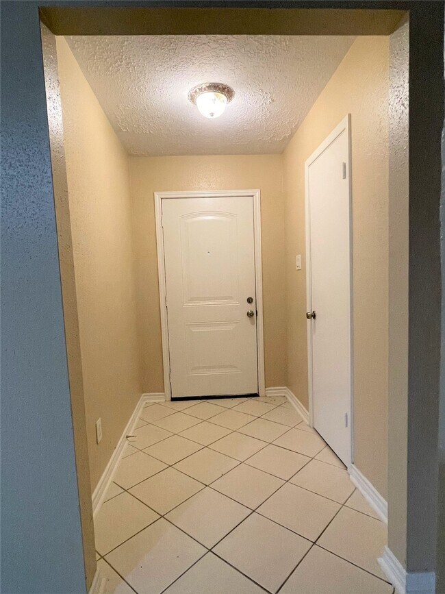 Building Photo - 10011 Appleridge Dr