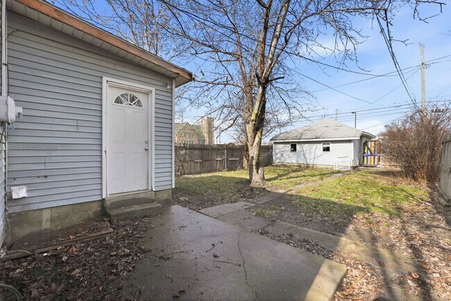 Building Photo - Stylish 2BR with Modern Upgrades