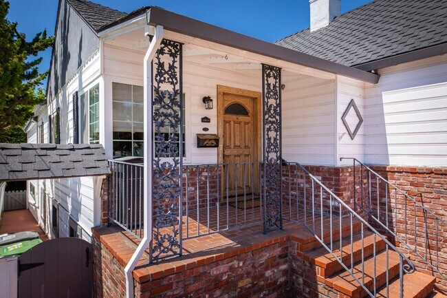 Building Photo - Coming Soon! Lovely Redwood Heights Home w...