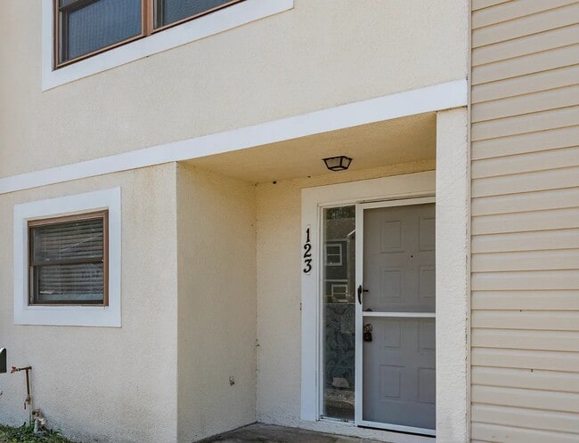 Building Photo - 2980 S Pines Dr