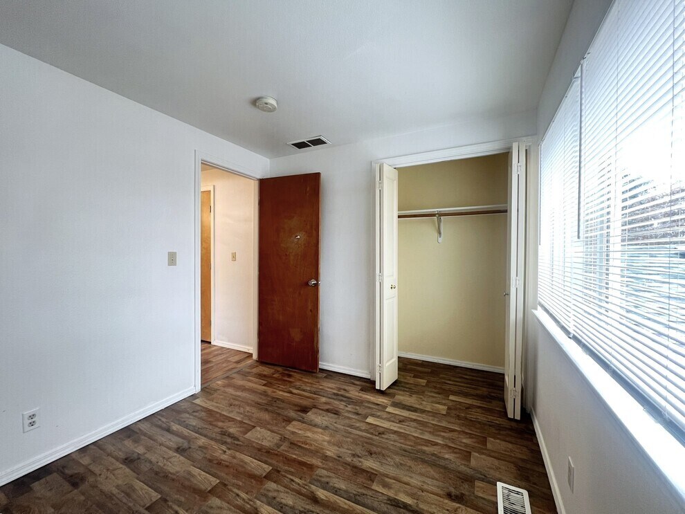 Building Photo - 10610 W Hinsdale St