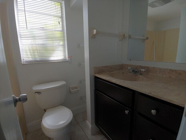 Building Photo - Nice 2 bed/ 2 bath/ 1 car garage near SRQ Airport - Ringling Museum Area