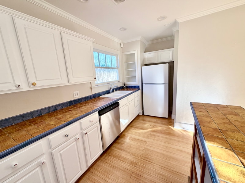 Building Photo - 230 W H St